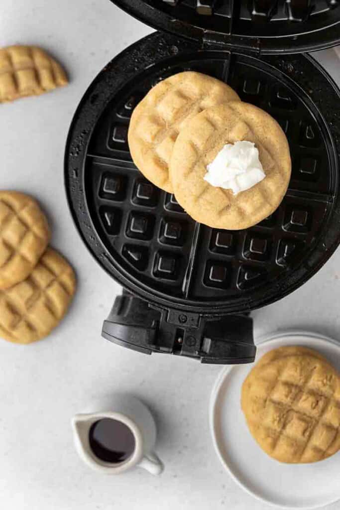 Biscuits gaufres sur un fer à gaufres