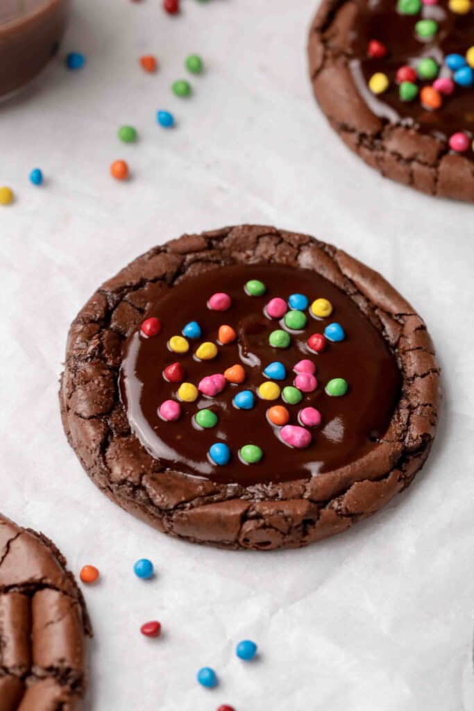 Cookie cosmic brownie avec des sprinkles sur le dessus