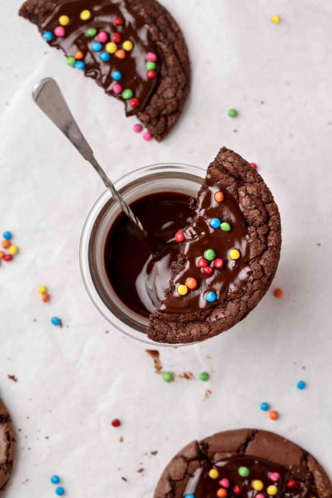 Vue de dessus d’un cookie cosmic brownie CRUMBL coupé en deux