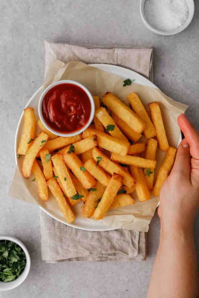Frites de polenta sur une assiette