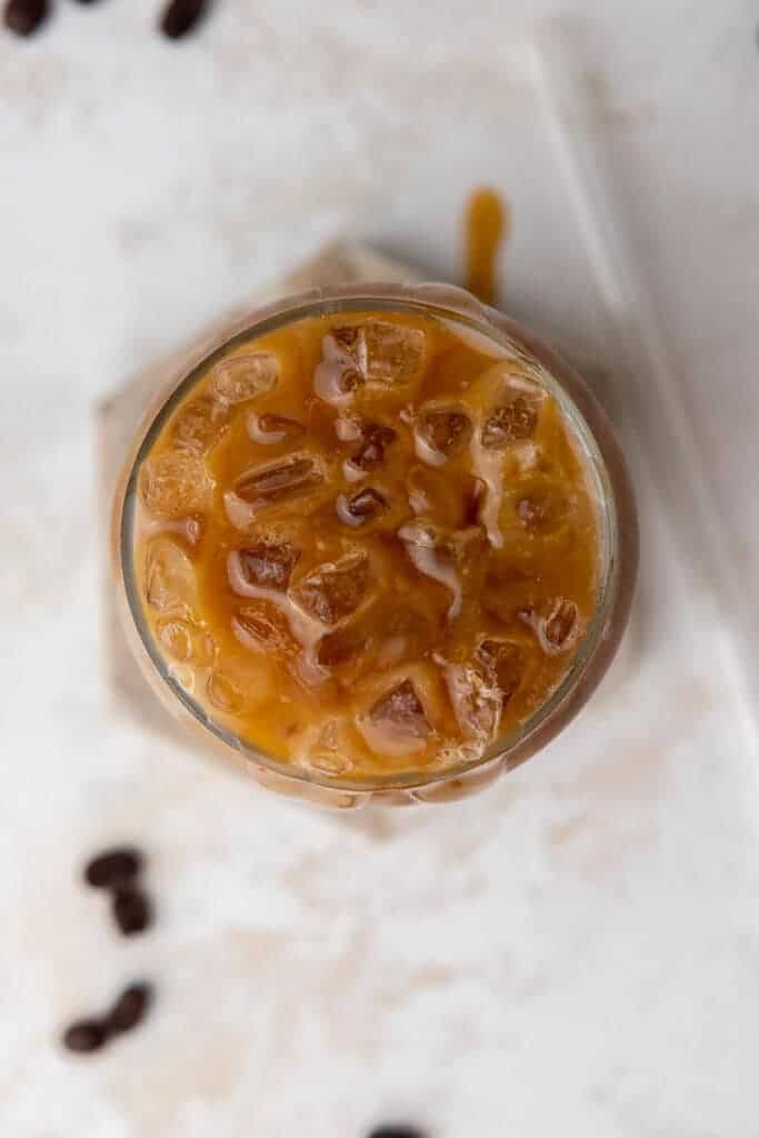 Photo vue de dessus d’un latte glacé