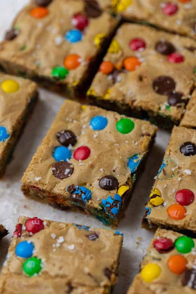 Carré de blondie aux pépites de chocolat et M&M’s