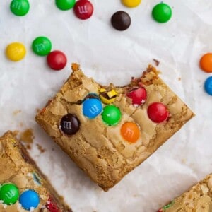 Blondies aux pépites de chocolat M&M