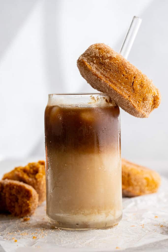 Donut à la citrouille servi avec un latte macchiato