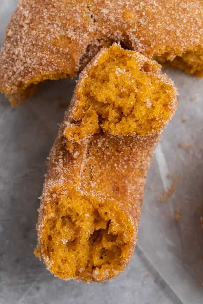 Donut à la citrouille cassé en deux