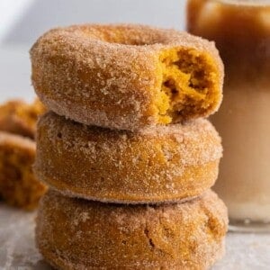 Zoom sur des donuts aux épices de citrouille empilés
