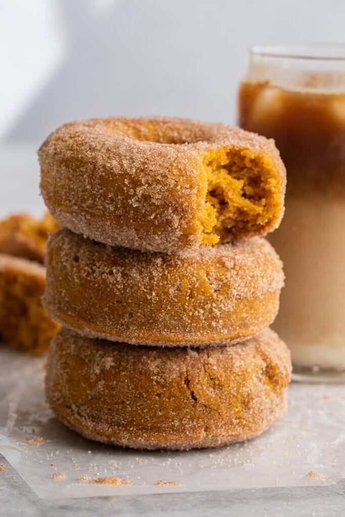Zoom sur des donuts empilés