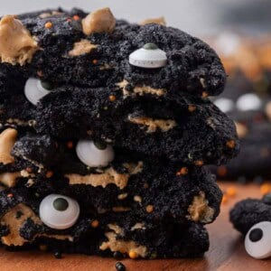 Gros plan d'une pile de cookies au cacao noir