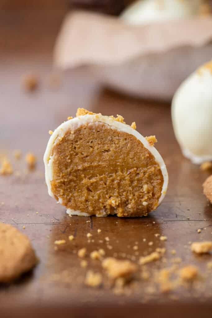 Truffe à la citrouille coupée en deux