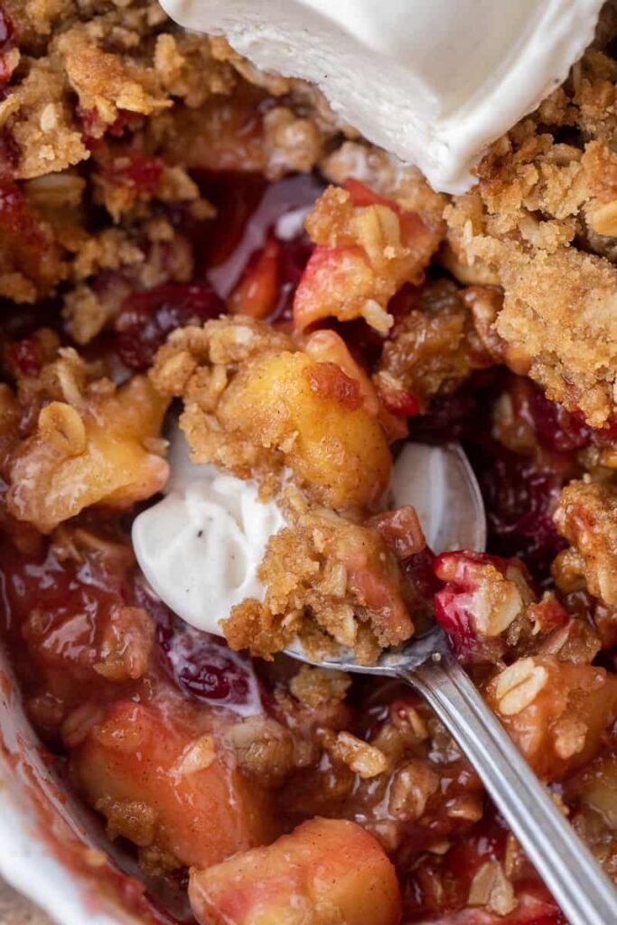 Cuillère de crumble aux pommes et cranberries avec glace