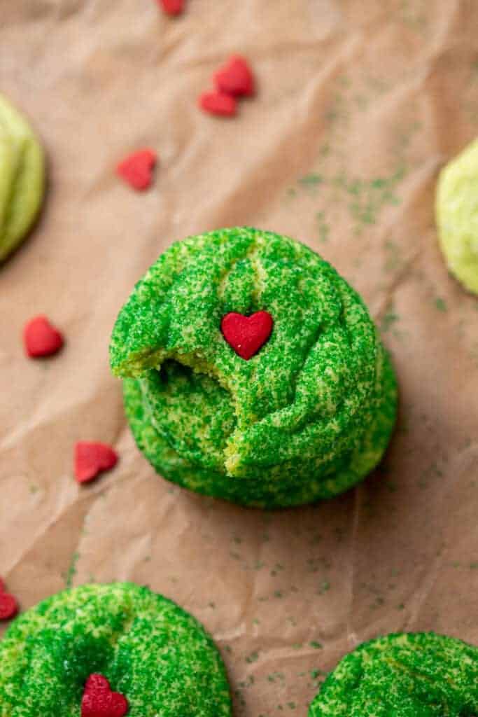 Biscuits de sucre du Grinch avec une bouchée