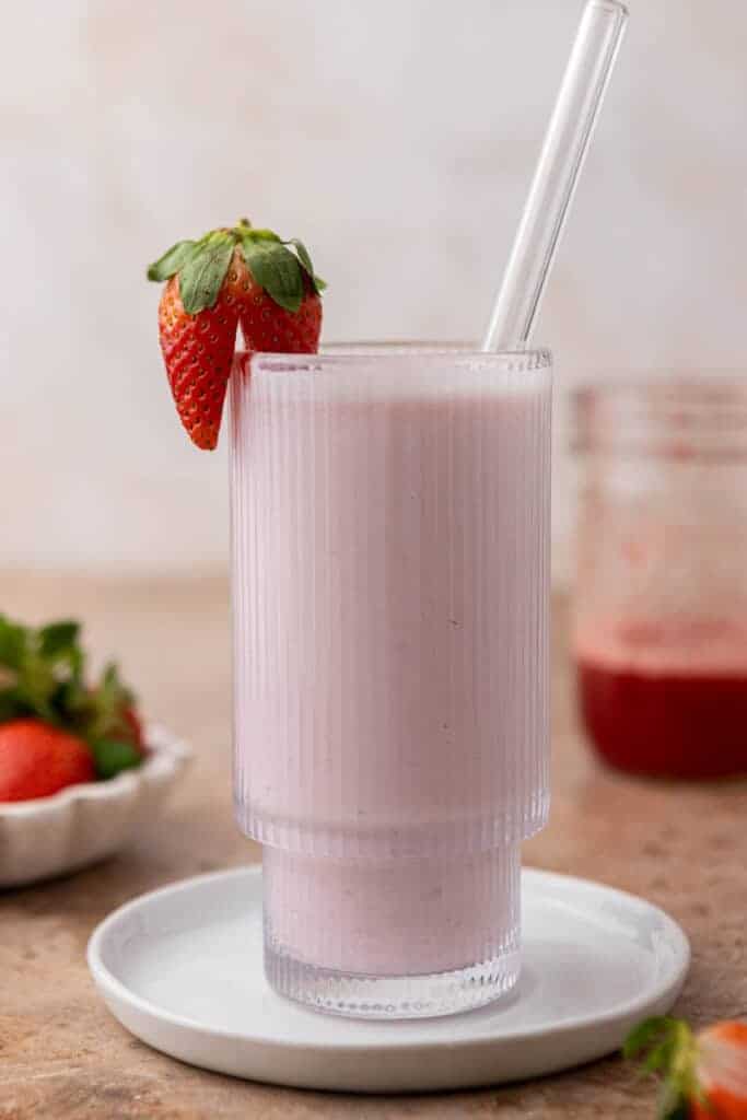 Lait de fraise dans un verre rayé
