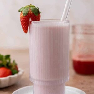 lait de fraise dans un verre strié