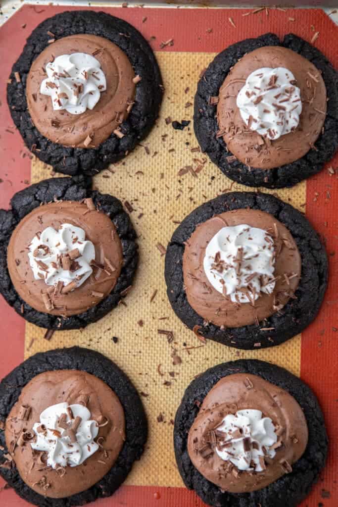 Cookies de tarte à la crème de soie française sur plaque de cuisson