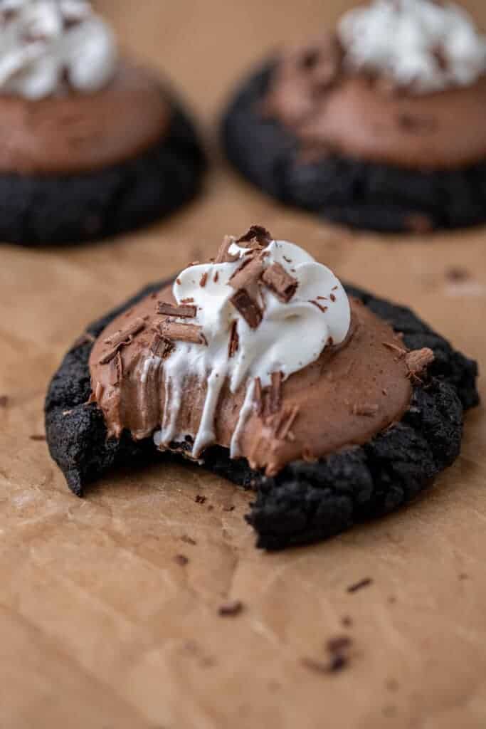 Cookies Crumbl à la tarte à la crème de soie avec une bouchée