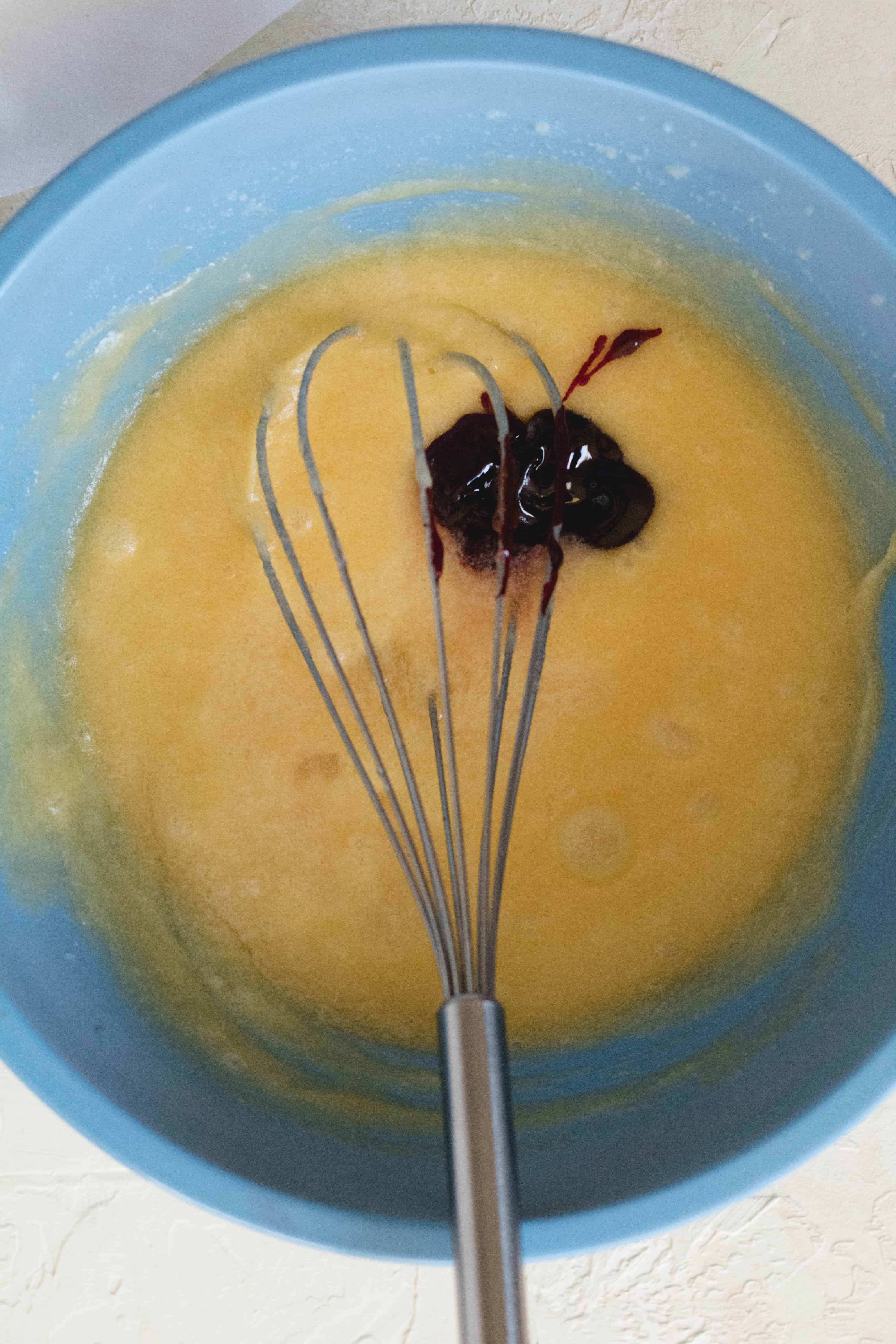 ajouter colorant alimentaire rouge au mélange de brownie