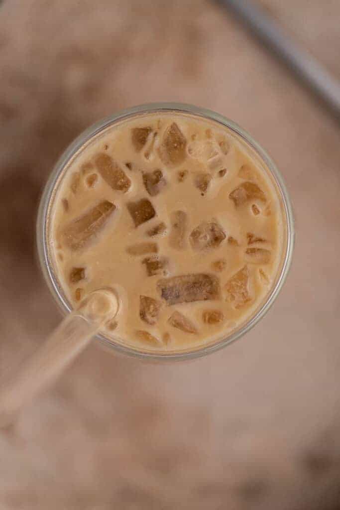 Vue de dessus de la recette de café glacé au caramel de McDonald's