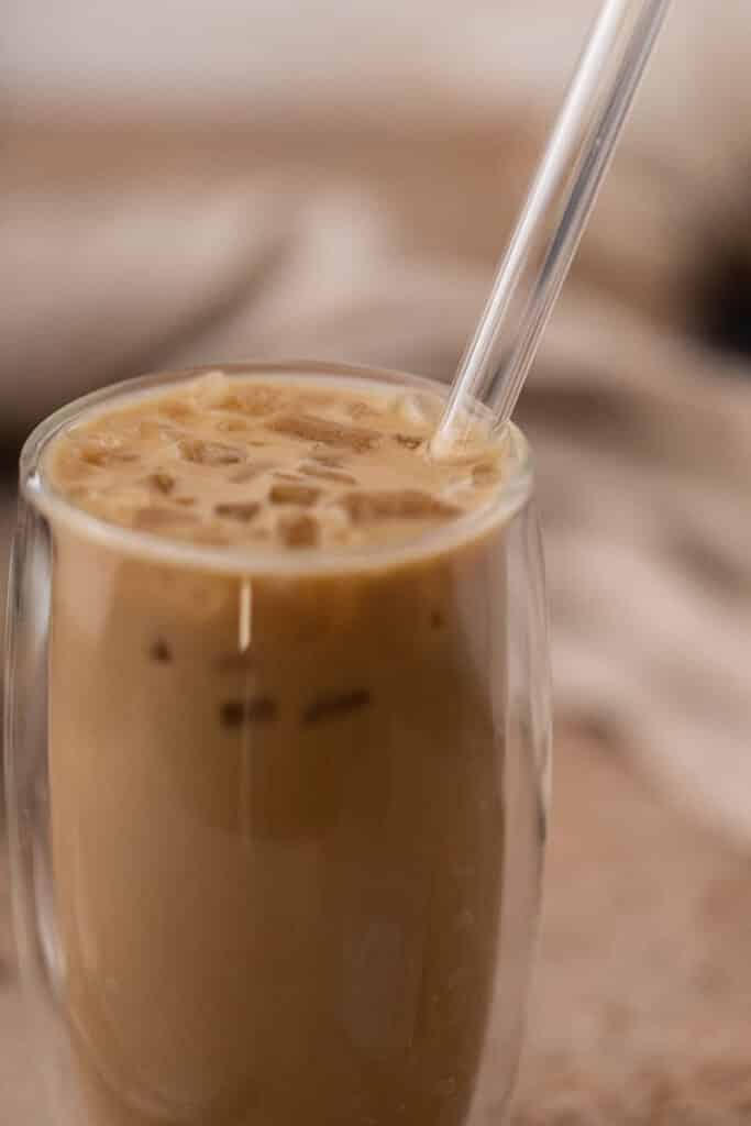 Zoom sur la recette de café glacé au caramel de McDonald's