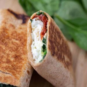 Wrap aux blancs d'œufs, épinards et feta, tranché en deux