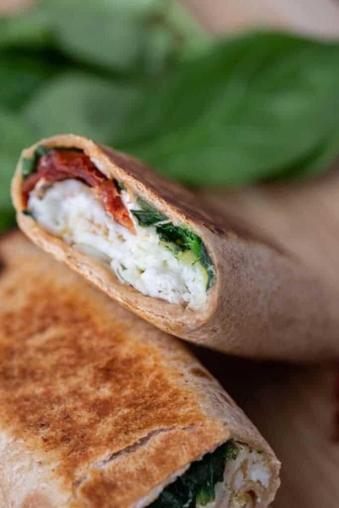 Zoom sur le wrap aux blancs d'œufs, feta et épinards