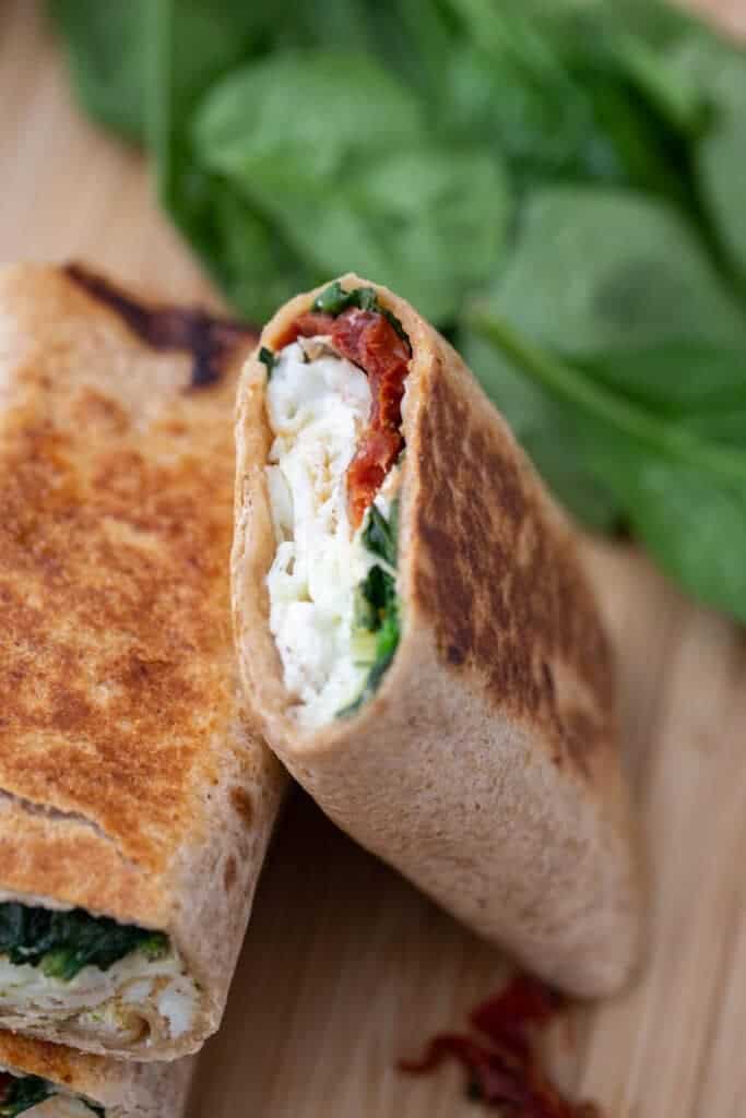 Wrap à blancs d'œufs et feta coupé en deux
