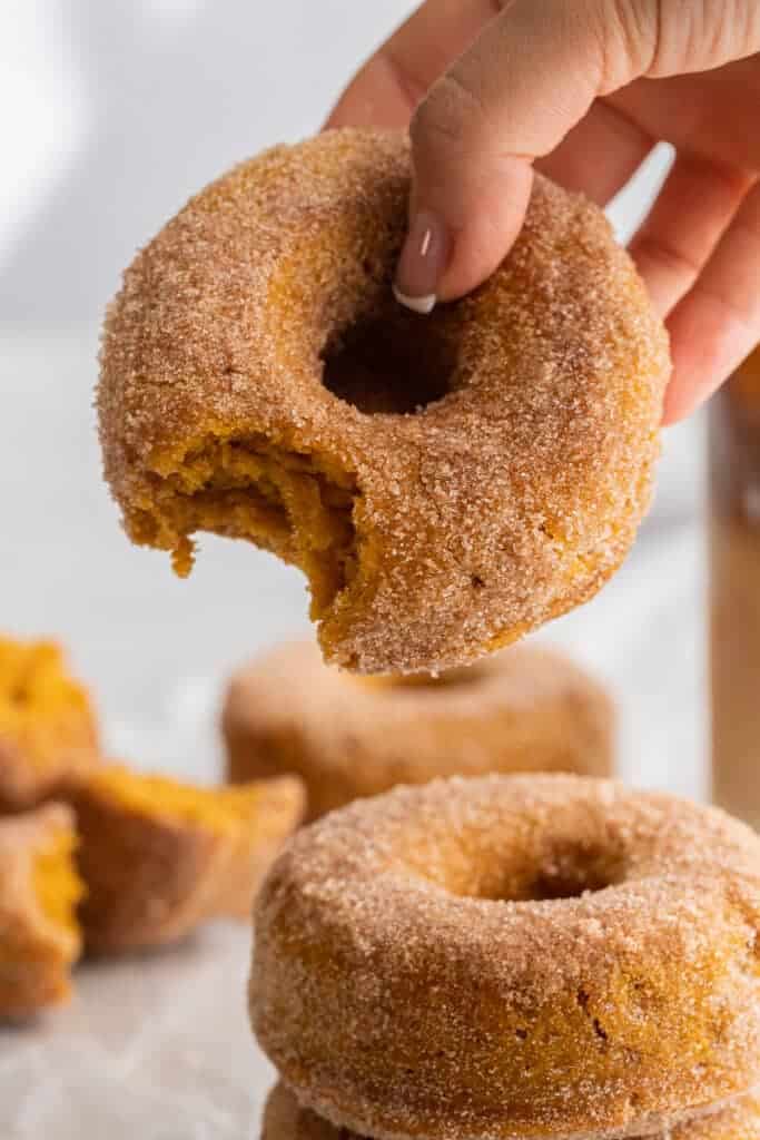 Beignet à la citrouille tenu par une main