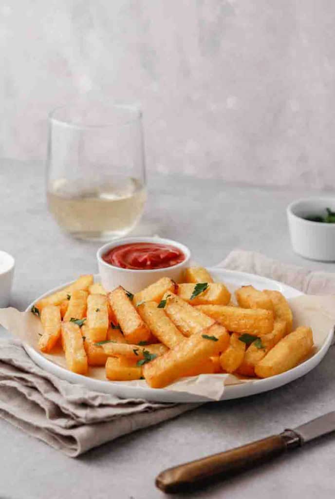 Frites de polenta à la friteuse à air avec ketchup