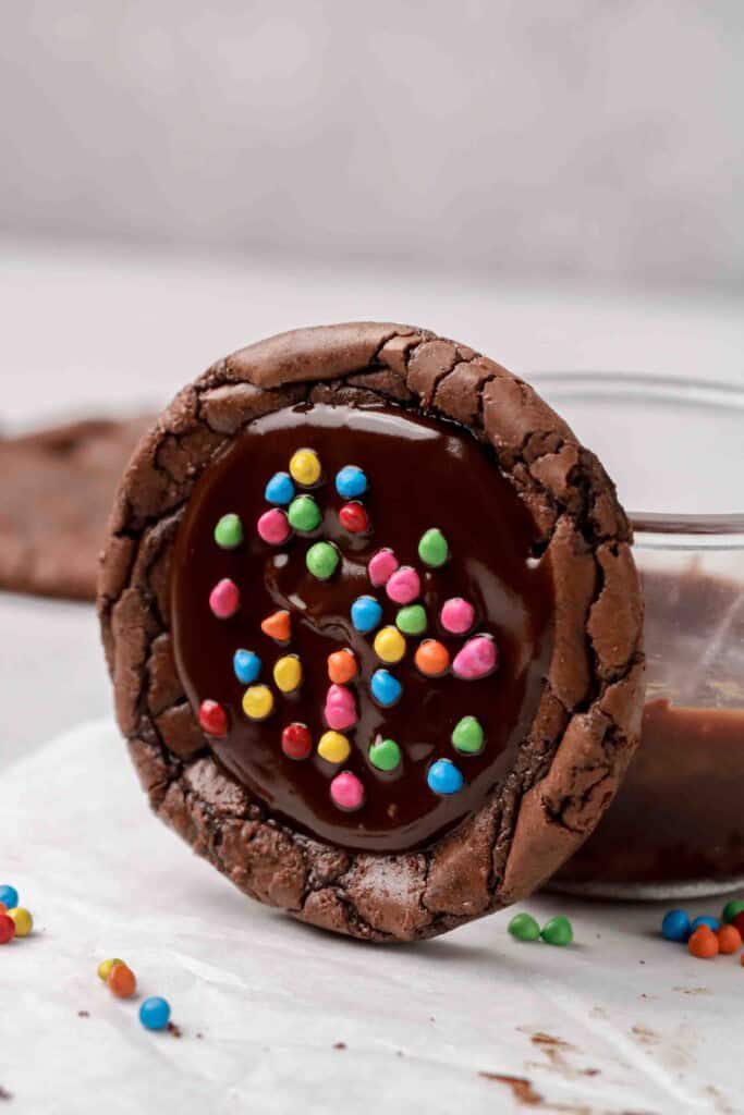 Cookie cosmic brownie appuyé contre un verre
