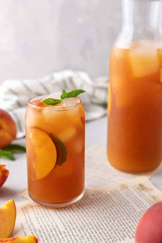 Thé glacé à la pêche bien frais à côté d’un pichet