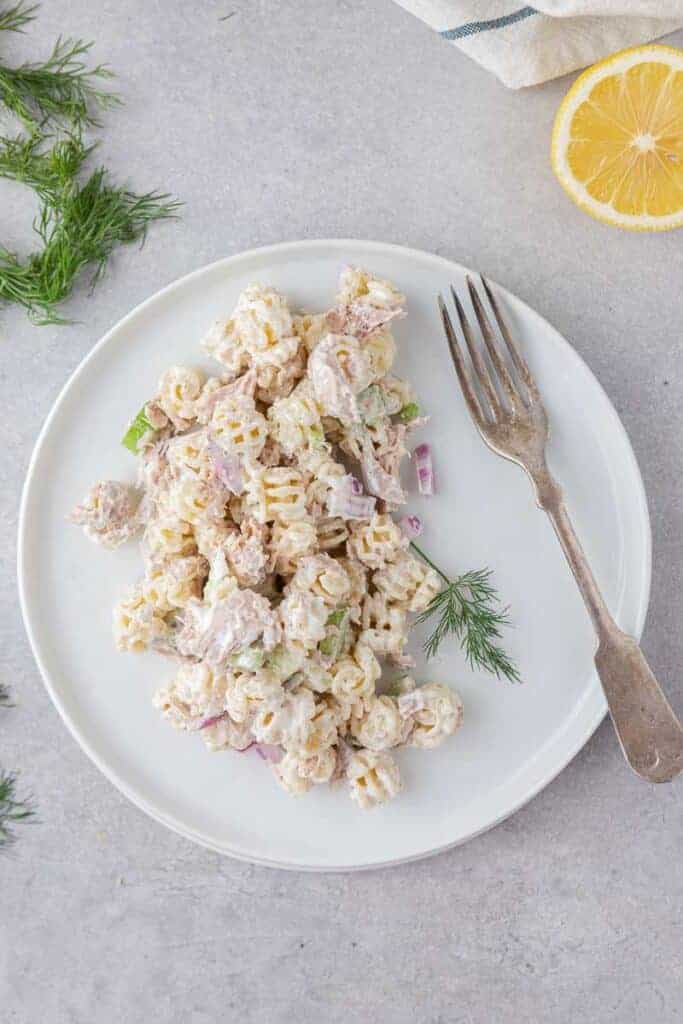 Salade de pâtes au thon dans une assiette