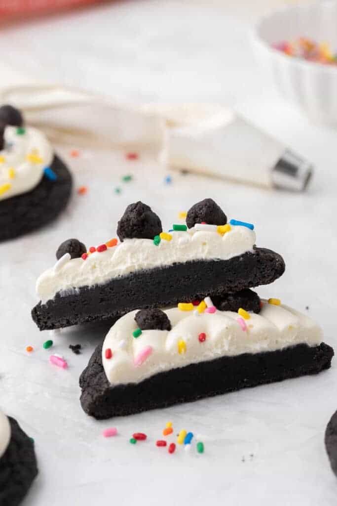Cookies Oreo gâteau d’anniversaire coupés en deux