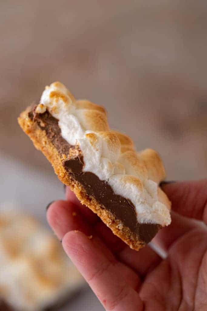 Main tenant des barres de s'mores Starbucks