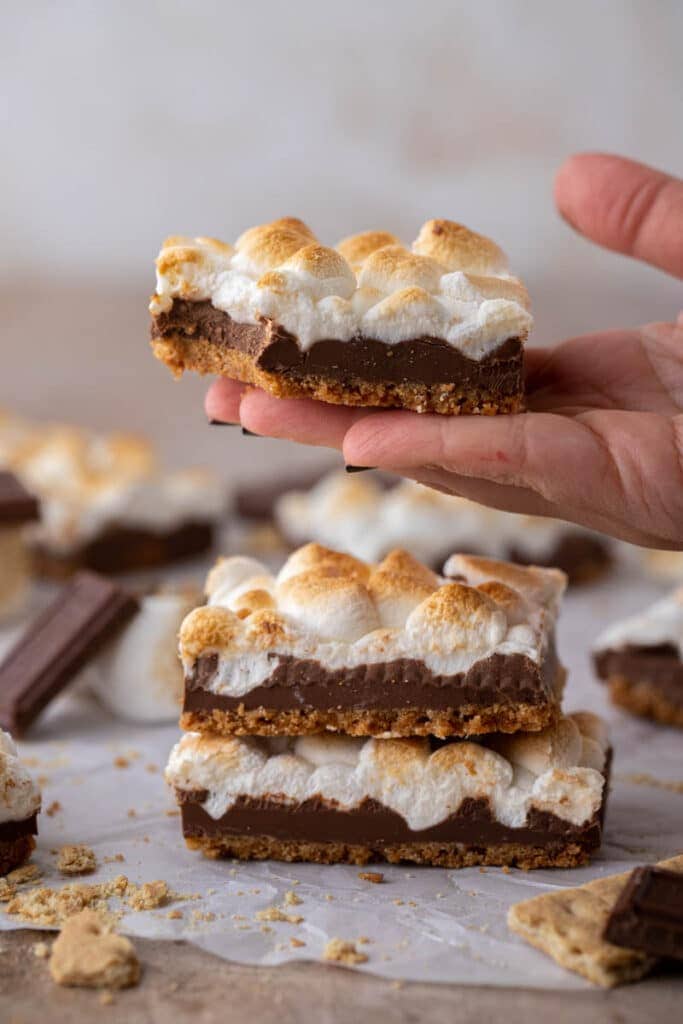 Main tenant des barres de s'mores Starbucks