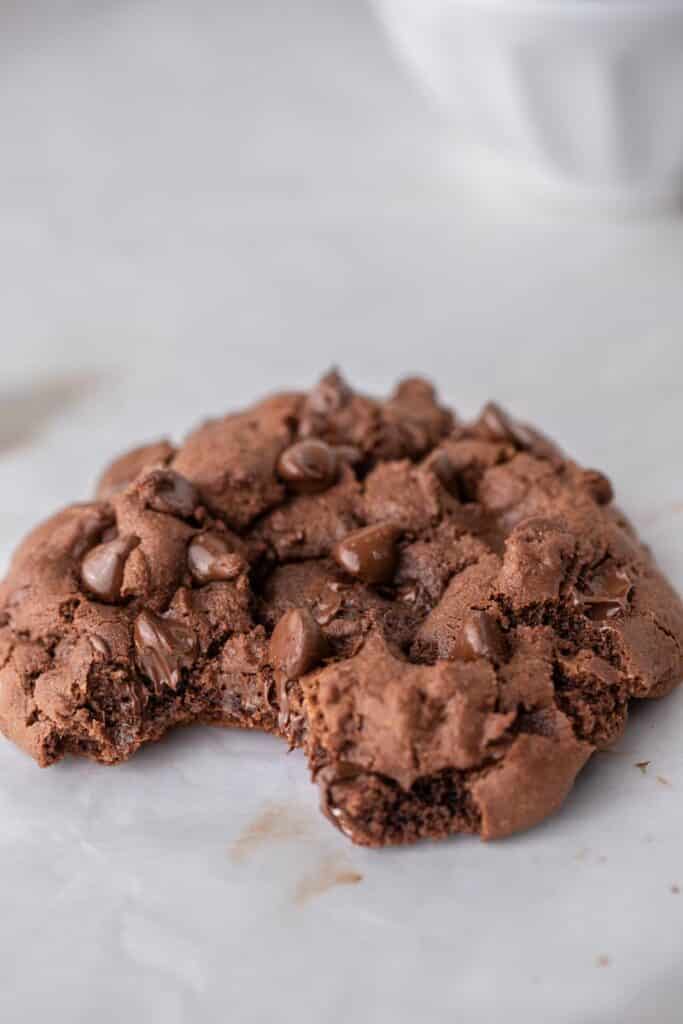 Cookie double chocolat en portion individuelle avec une bouchée prise