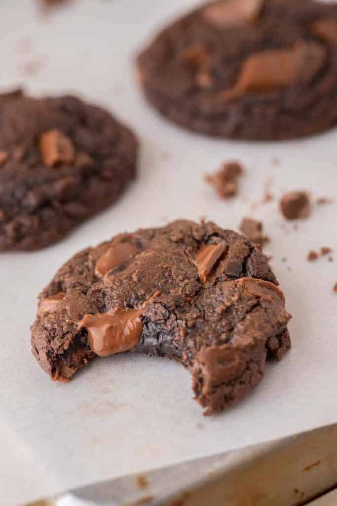 Cookie au brownie avec une bouchée en moins
