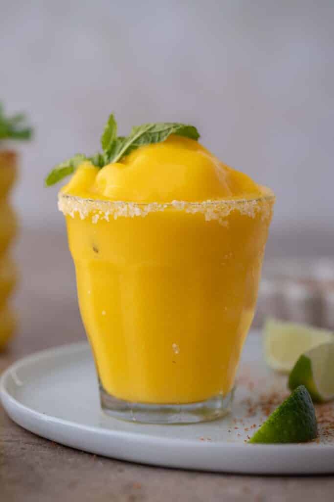 Zoom sur margaritas glacées à la mangue