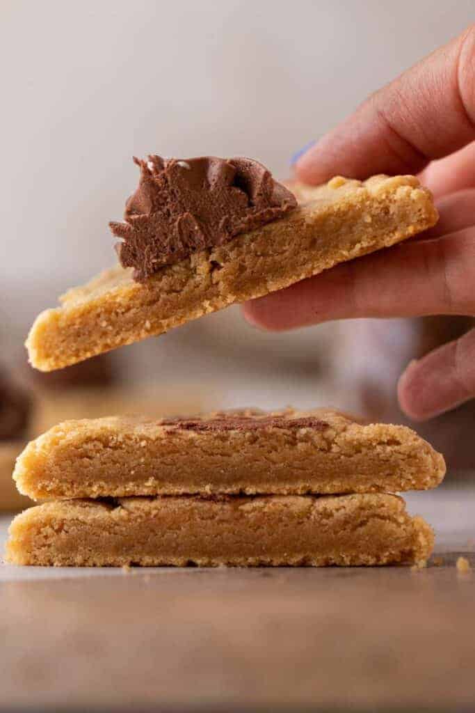 Biscuits Crumbl à la fleur de beurre de cacahuète coupés en deux
