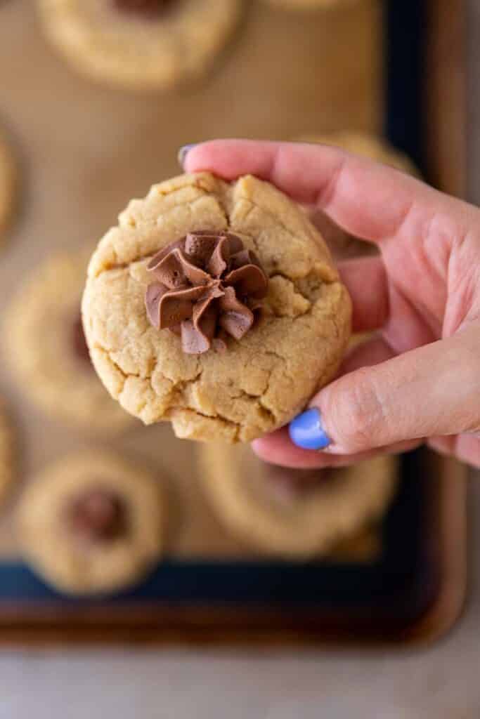 Main tenant des biscuits à la pâte de cacahuète miniatures