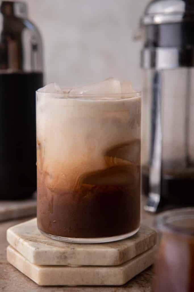 Café mocha glacé avec crème sur le dessus