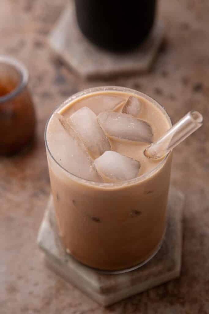 Recette de café mocha glacé dans un verre