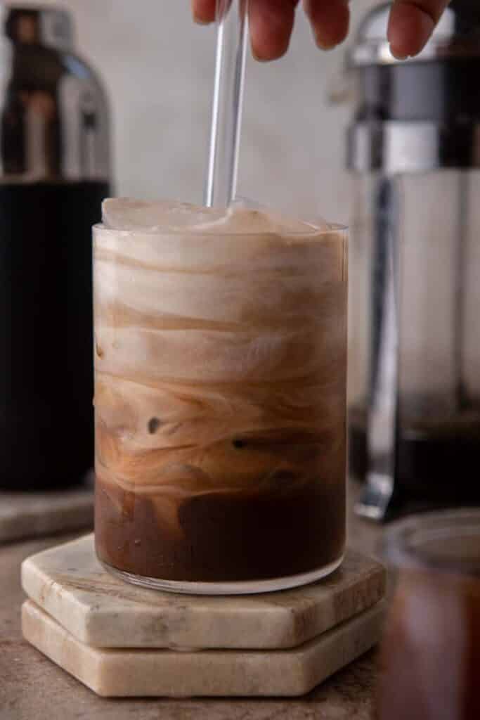 Main mélangeant un café mocha glacé