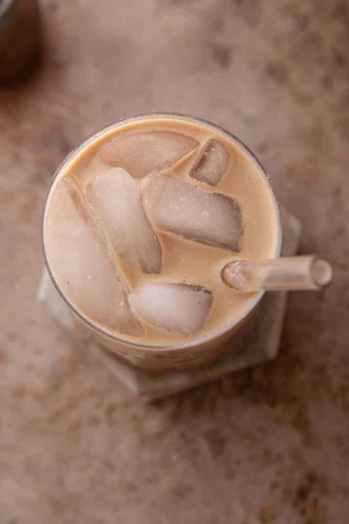 Vue de dessus d’un café glacé au mocha dans un verre