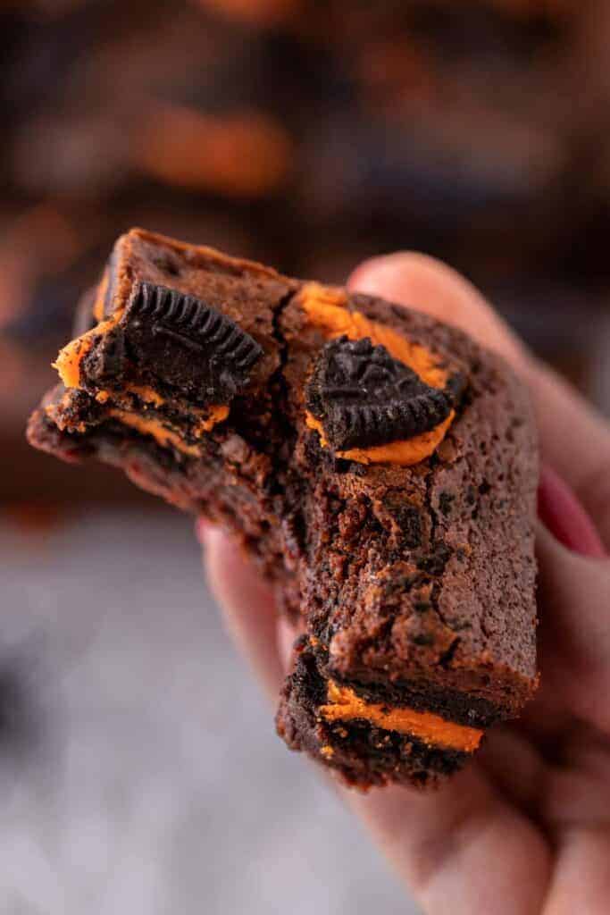 Main tenant un brownie Oreo d’Halloween