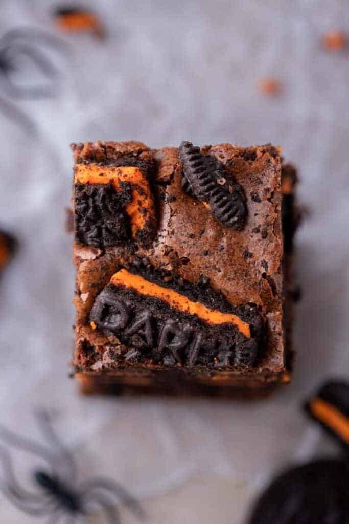 Vue de dessus des brownies Oreos d’Halloween