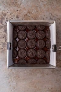 Couches d'Oreo sur la pâte à brownie