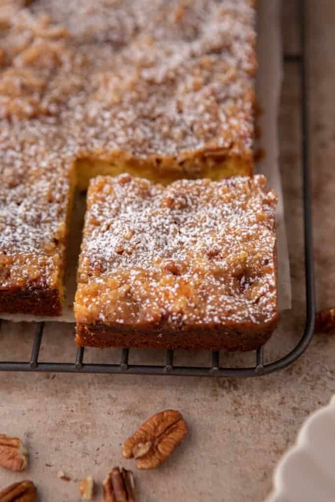 Part de coffee cake sur une grille