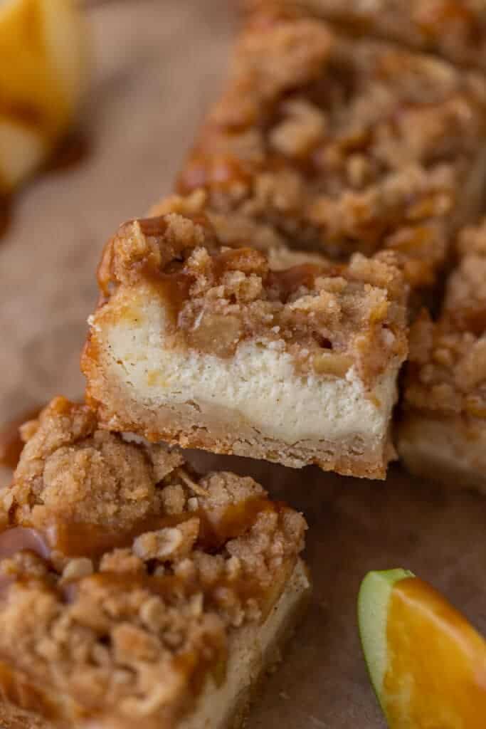 Les meilleures barres de cheesecake aux pommes avec streusel