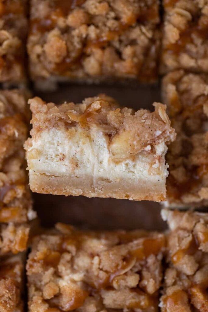 Barres de cheesecake aux pommes avec streusel