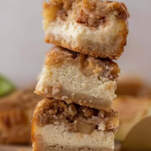 Tas de barres de cheesecake aux pommes avec streusel croustillant sur le dessus