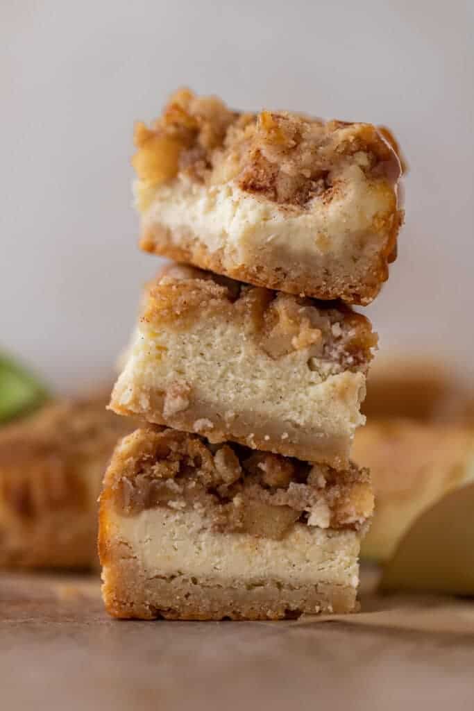 Pile de les meilleures barres de cheesecake aux pommes avec streusel